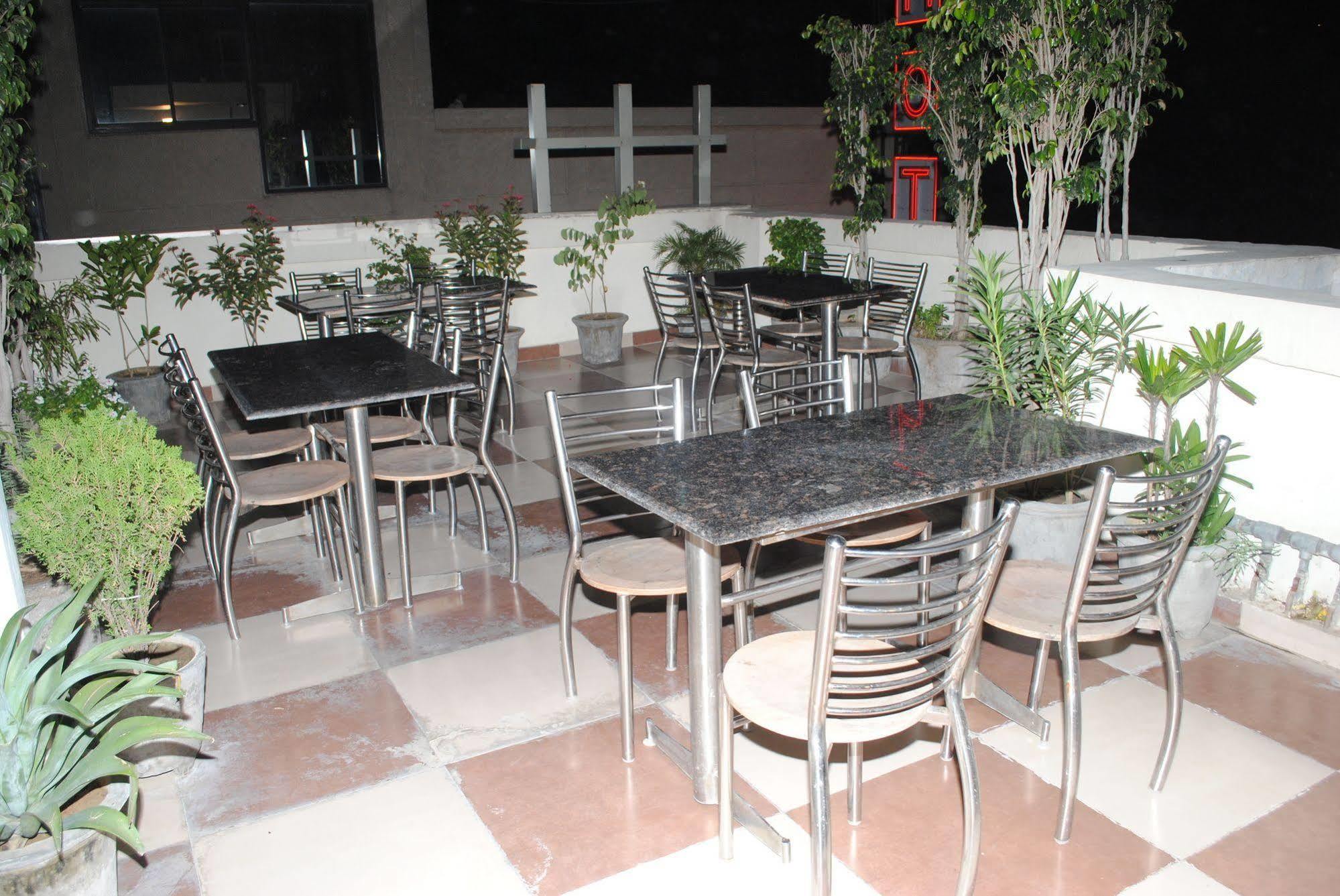 A Family Hotel Oppera Near Igi Airport New Delhi Exterior photo
